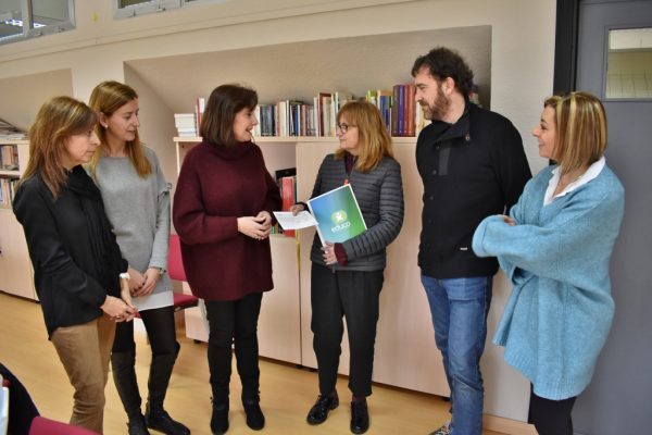 La directora del centro corraliego entregó el cheque a la delegada en la zona norte, Conchi Uriguen