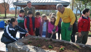 Plantación por los alumnos del colegio Gerardo Diego en Juan XXIII