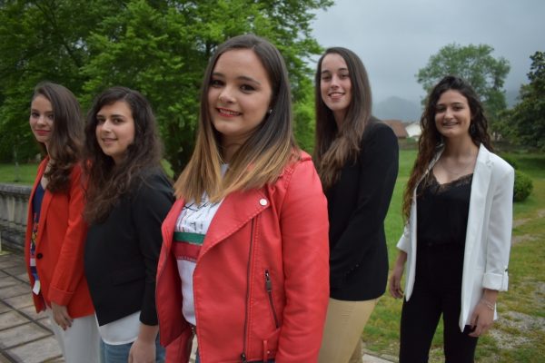 Carla, Aia, Lucía (reina), Tania y Montse
