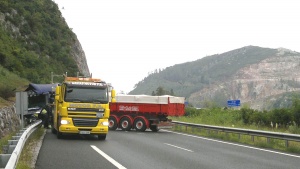 Un camión accidentado bloquea la A-67