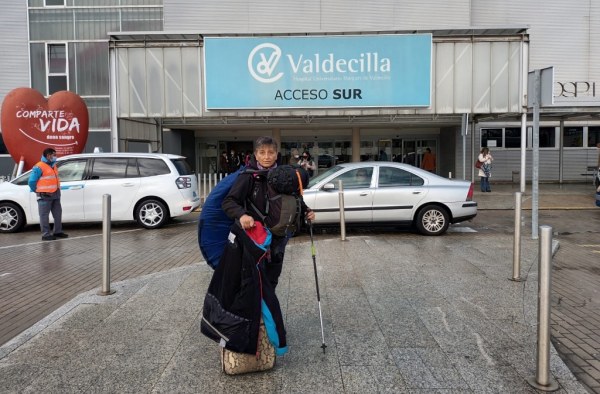 Silvia Martínez iniciando su acampada en Valdecilla