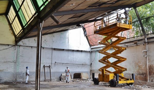 Retirada de la Uralita del tejado de la vieja nave