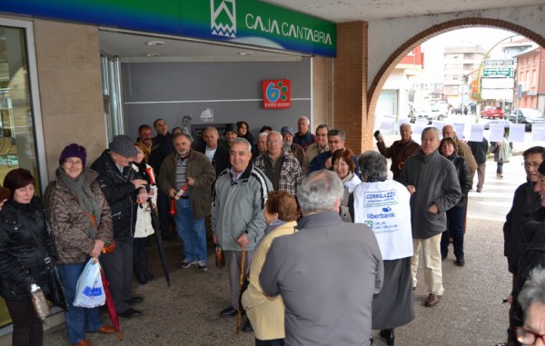 Nueva concentración de afectados por las preferentes en Los Corrales