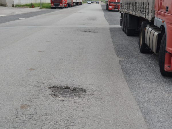 Baches en la avenida principal del polígono. Foto Cs