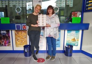 Las chicas de la administración de Los Corrales muestran algunos de nuestros décimos del 31078.