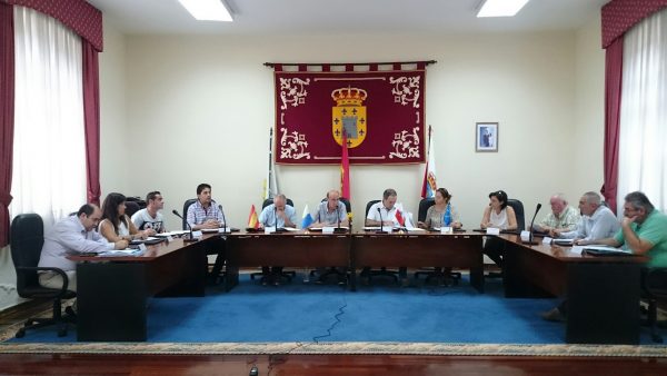 Corporación reunida en el salón de plenos.