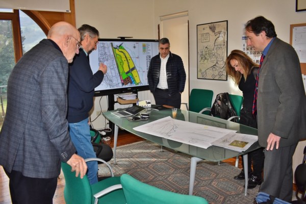 Gonzalez Linares, Argumosa, Justo González, Sara Peña y Gochicoa con los planos en la mesa y pantalla