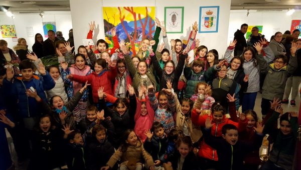 Jóvenes artistas junto a Sandra Suarez