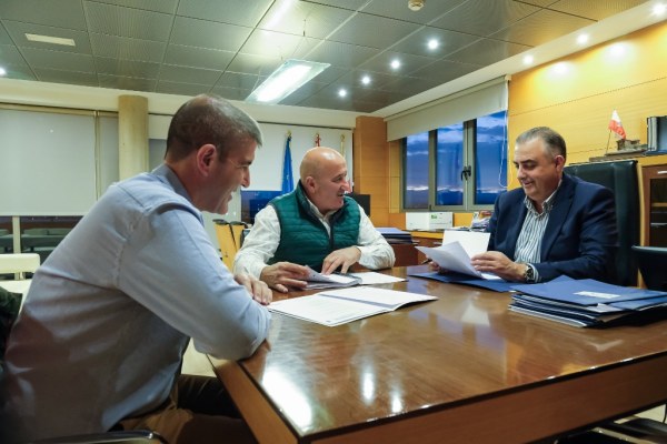 Reunión entre el consejero y el alcalde de Cartes