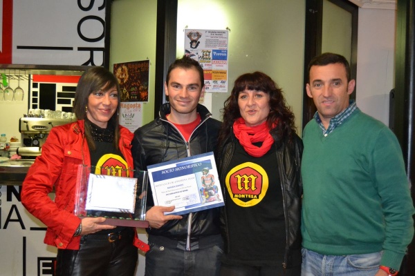 Román muestra la placa entregada por OK Ansorena Team