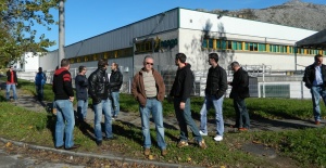 Trabajadores de Insago ante la portería