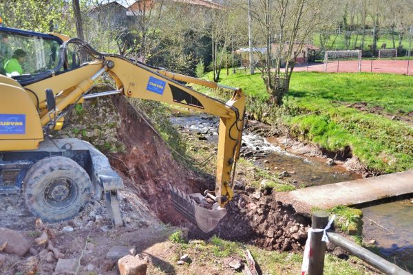 Comienzan las obras en Coo de sustitución de una estrecha pasarela que comunicaba con la zona deportiva