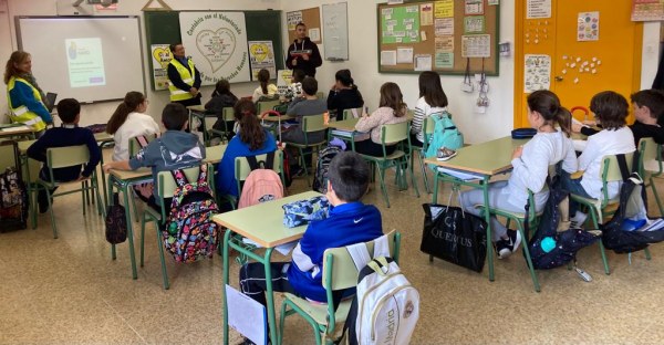 Explicaciones de los objetivos de la marcha a los alumnos del colegio Torres Quevedo