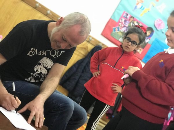 Raúl Galván firmó autógrafos.