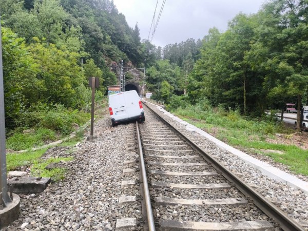 La furgoneta en las vías del tren a la altura de Santa Olalla