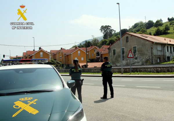 Agentes de la Guardia Civil en una labor de vigilancia.