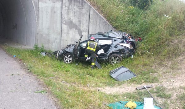 Vehículo accidentado tras impactar contra el estribo del túnel del camino secundario.