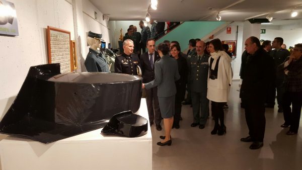 Visita a la muestra Mujer y Guardia Civil por parte de las autoridades