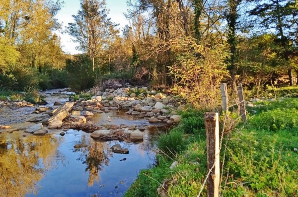 Según los vecinos las últimas avenidas se han llevado un muro que impedía que el agua rebosara hacia el pueblo