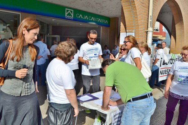 Recogida de firmas en plena concentración