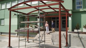 Marquesina y rampa a la entrada del colegio.