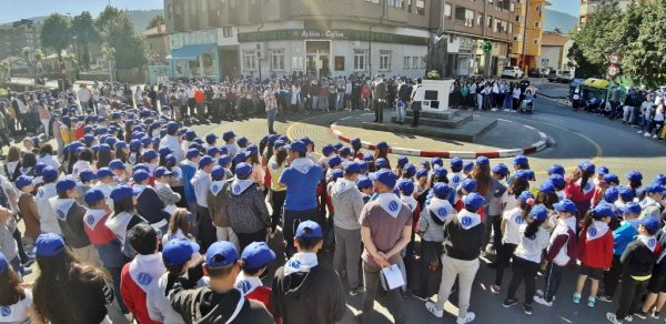 Acto en torno a la estatua de San Juan Bautista de La Salle