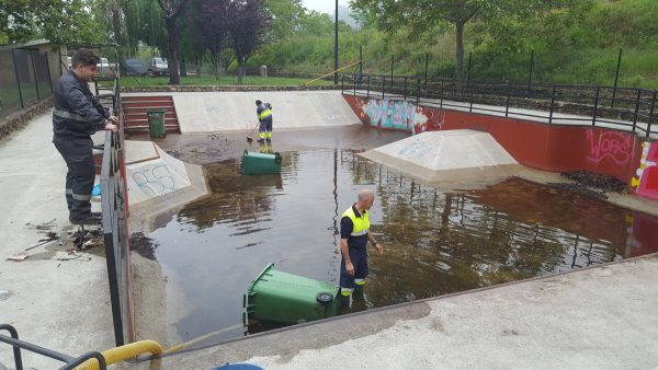 Limpieza de la pista de skate
