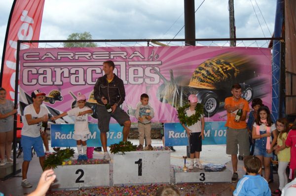 Podium con los tres primeros clasificados en la Carrera de Caracoles.