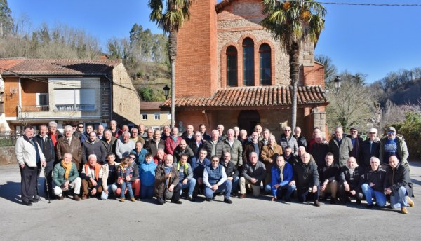 Los &#039;joyetos&#039; frente a la iglesia de Santa Olalla