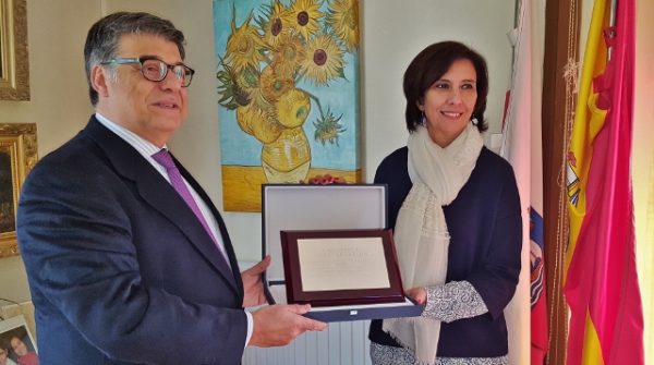 Josefina González recibió la placa de Pérez García