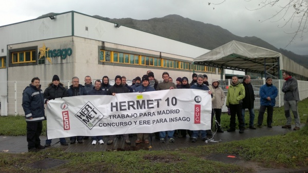 Trabajadores de Insago ante la portería
