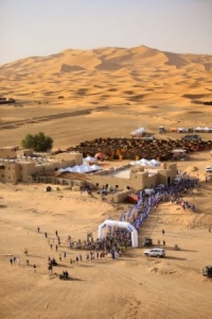  Salida de la 5ª etapa en el Erg Chebbi.