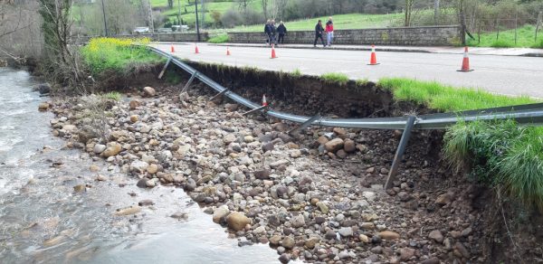 Estado de la carretera de Coo afectada por las riadas de enero