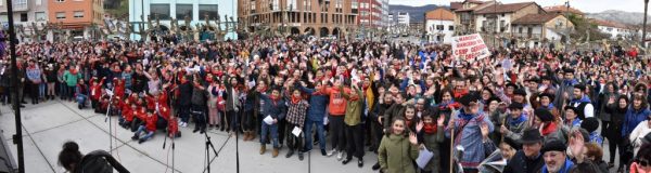 Cerca de 1.200 alumnos cantaron a la tradición, a la igualdad y la integración en una cita que llenó la céntrica plaza de la Constitución