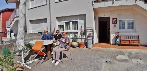 Mayi, Maricarmen y Rosi frente al bloque reconstruido en su barrio de Lombera