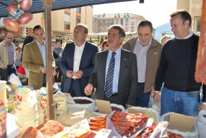 Revilla y Marcano estuvieron en el mercadillo de Los Corrales