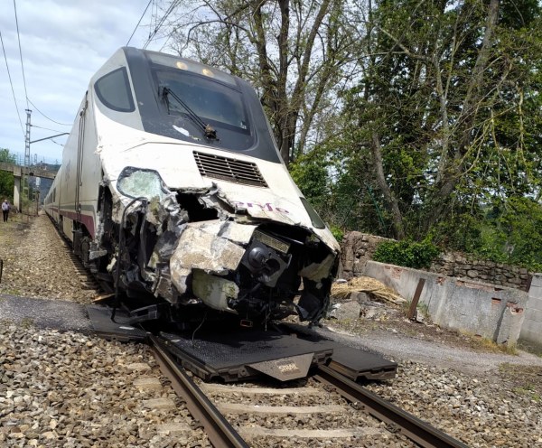 Estado en el que quedó la locomotora del Alvia.