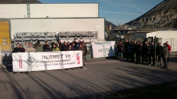 Trabajadores y familiares frente a la entrada de la planta