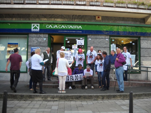 Afectados frente a una oficina de Torrelavega
