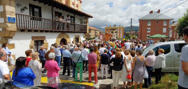 Numerosos devotos acompañaron en la procesión.