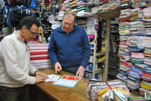 Salvador Victorino y Quinito Cos comprobando los últimos pasaportes completos