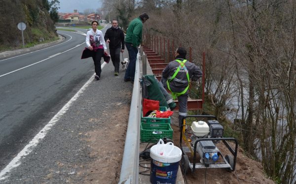 Obras de ampliación de la senda con un nuevo voladizo