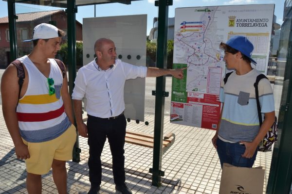El alcalde en una de las paradas de autobús de Santiago