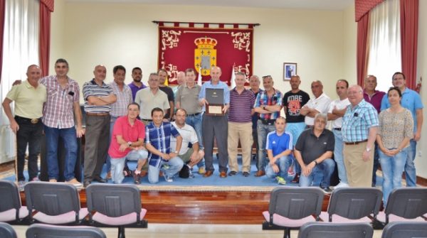 Homenaje de la plantilla a González Linares