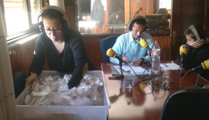 María extrae tiques de la gran caja.