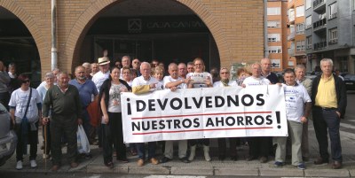 Campanadas de “júbilo” y apoyo a la Justicia en la protesta de los preferentistas en Los Corrales de Buelna