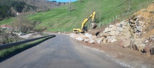 El consejero y el alcalde han hablado de la próxima inauguración de la carretera que une Arenas de Iguña con el valle
