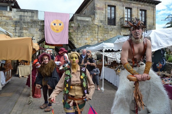 Personajes en uno de los pasacalles teatrales.