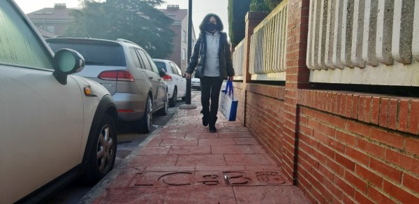 La marca de Los Corrales en las aceras del Pereda