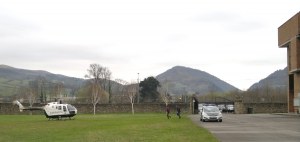 El helicóptero aterrizando en el complejo deportivo.